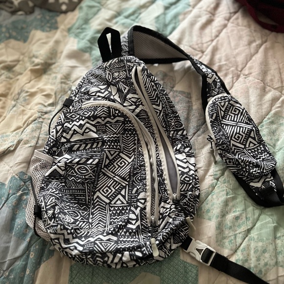 Eddie Bauer Black and White Patterned sling bag - Picture 1 of 5